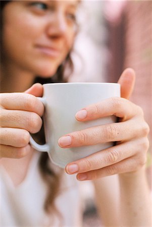 simsearch:6118-08313725,k - Close up of a woman holding a teacup. Stockbilder - Premium RF Lizenzfrei, Bildnummer: 6118-08313754