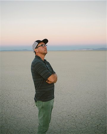 Middle aged man taking in the view and looking around at dawn in  Black Rock Desert Foto de stock - Sin royalties Premium, Código: 6118-08313758
