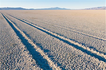 simsearch:878-07442480,k - Tire tracks on the dry surface of the desert. Foto de stock - Sin royalties Premium, Código: 6118-08313766