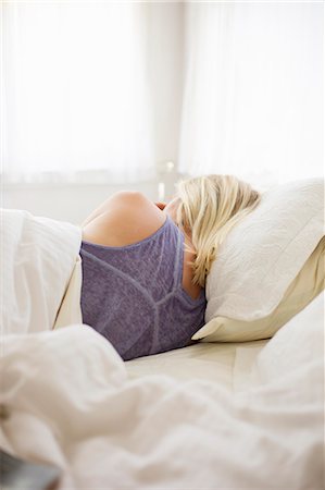 simsearch:6118-08313725,k - Blonde woman sleeping in a bed with white linen. Stockbilder - Premium RF Lizenzfrei, Bildnummer: 6118-08313733