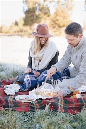 simsearch:6118-08023790,k - A couple sitting having a picnic. Stock Photo - Premium Royalty-Free, Code: 6118-08488428