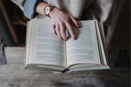 simsearch:6118-08521776,k - A woman reading from a recipe book in a kitchen. Photographie de stock - Premium Libres de Droits, Code: 6118-08521781