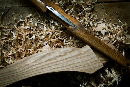 simsearch:6118-08659688,k - A chisel and wooden object with wood shavings, on a workbench. Stockbilder - Premium RF Lizenzfrei, Bildnummer: 6118-08659741