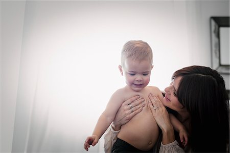 simsearch:6118-08659784,k - A woman playing with her young son. Foto de stock - Royalty Free Premium, Número: 6118-08659781