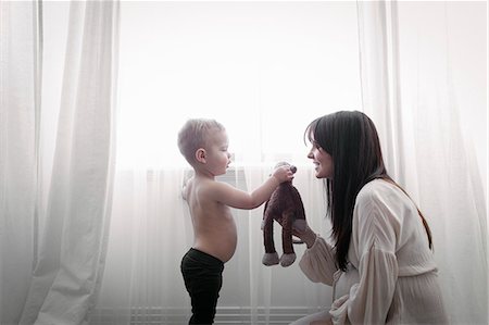 simsearch:640-03261309,k - A heavily pregnant woman playing with her young son. Photographie de stock - Premium Libres de Droits, Code: 6118-08659789