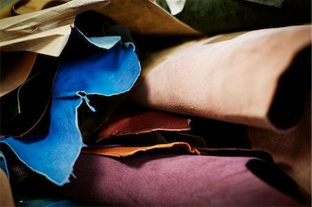 A pile of fabrics and leather heaped up in a bookbinding workshop. Stockbilder - Premium RF Lizenzfrei, Bildnummer: 6118-08659714