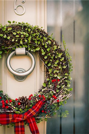 Christmas decorations. A Christmas wreath with a red bow on the front door of a house. Foto de stock - Sin royalties Premium, Código: 6118-08659728