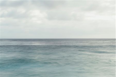 Calm ocean water and overcast sky Foto de stock - Sin royalties Premium, Código: 6118-08659861