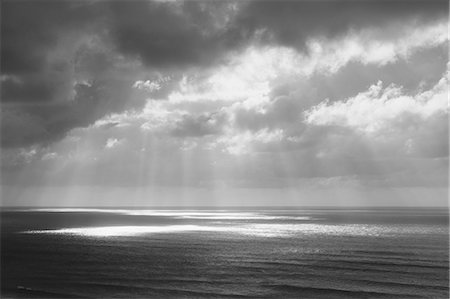 paysage marin - Sunlight through clouds over the ocean Photographie de stock - Premium Libres de Droits, Code: 6118-08659864