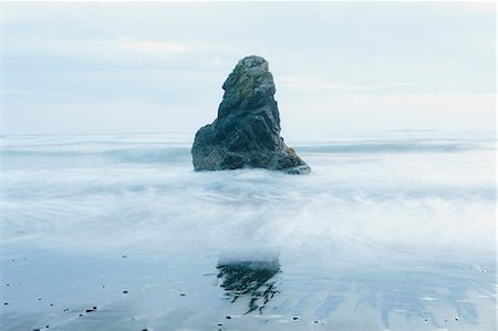 ruby beach - Rock formation on the coastline, exposed on the beach at low tide. Foto de stock - Sin royalties Premium, Código: 6118-08659934