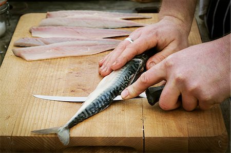 simsearch:6118-08660047,k - Close up of a chef filleting a fresh Mackerel. Foto de stock - Royalty Free Premium, Número: 6118-08660069