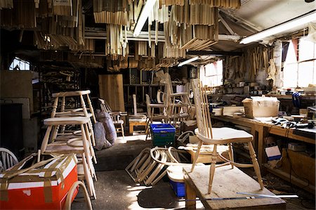 segatura - Interior view of a carpentry workshop, wooden chair and furniture parts. Fotografie stock - Premium Royalty-Free, Codice: 6118-08660114