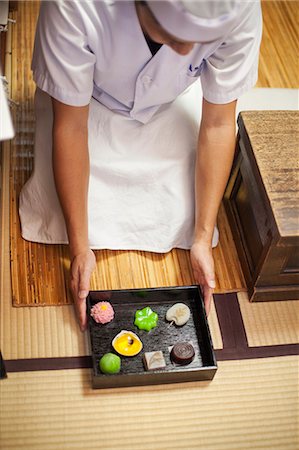 simsearch:859-06537775,k - A small artisan producer of specialist treats, sweets called wagashi. A chef presenting a tray of selected wagashi of different shapes and flavours. Foto de stock - Sin royalties Premium, Código: 6118-08761837