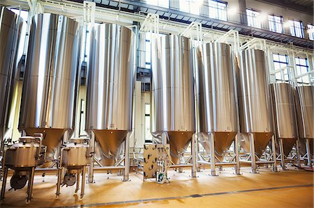 Row of large metal beer tanks in a brewery. Photographie de stock - Premium Libres de Droits, Code: 6118-08761905