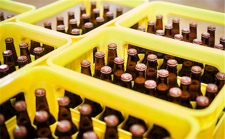 Yellow plastic crates with beer bottles in a brewery. Photographie de stock - Premium Libres de Droits, Code: 6118-08761920