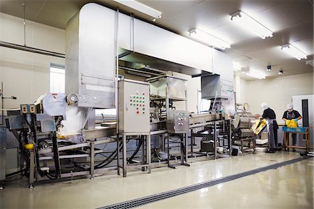 simsearch:6118-08762017,k - Worker in a factory producing Soba noodles, checking the flow of fresh cut noodles from the cutting machine. Photographie de stock - Premium Libres de Droits, Code: 6118-08762026