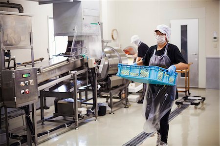 simsearch:6118-08762022,k - Workers in a factory producing Soba noodles Foto de stock - Sin royalties Premium, Código: 6118-08762030