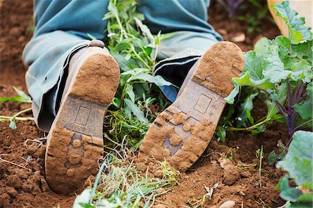 rubber boots in mud - Man in boots kneeling in soil. Foto de stock - Sin royalties Premium, Código: 6118-08797536