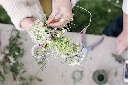 flower on the grounds - Close up of a woman, standing in a garden, making a flower wreath. Photographie de stock - Premium Libres de Droits, Code: 6118-08725524