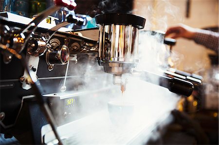 fumée - Specialist coffee shop. A coffee machine making coffee. Steam and heat. Photographie de stock - Premium Libres de Droits, Code: 6118-08725866