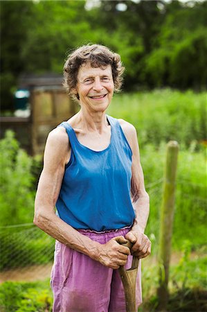 simsearch:6118-07352713,k - A woman holding a shovel on a farm. Photographie de stock - Premium Libres de Droits, Code: 6118-08729232
