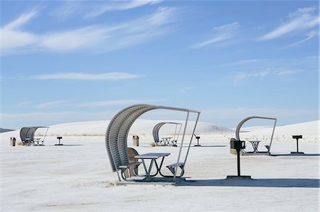 Picnic tables and shelters at White Sands National Park Foto de stock - Sin royalties Premium, Código: 6118-08860555