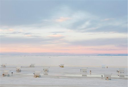 Picnic tables and shelters at White Sands National Park, dusk Foto de stock - Sin royalties Premium, Código: 6118-08860566
