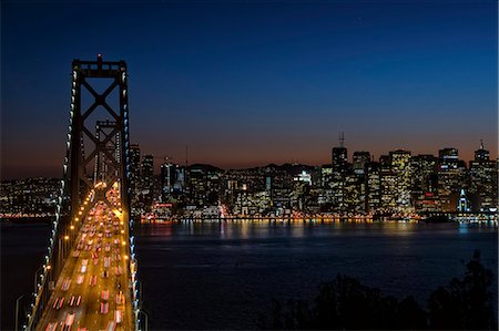 san francisco night - Bay Bridge at night, seen from above, traffic lit up, and the lights of the settlements along the shore of the bay. Foto de stock - Sin royalties Premium, Código: 6118-08827480