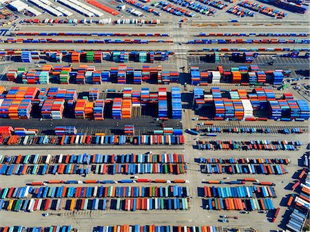 Aerial view of the container port at San Pedro in Los Angeles, with containers awaiting loading. A commercial freight dockyard. Photographie de stock - Premium Libres de Droits, Code: 6118-08827528
