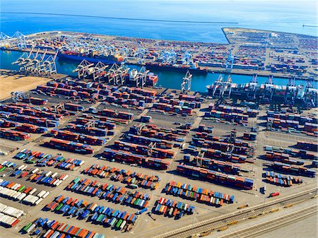 export - Aerial view of the container port at San Pedro in Los Angeles, with ships docked and containers awaiting loading. A commercial freight dockyard. Photographie de stock - Premium Libres de Droits, Code: 6118-08827529