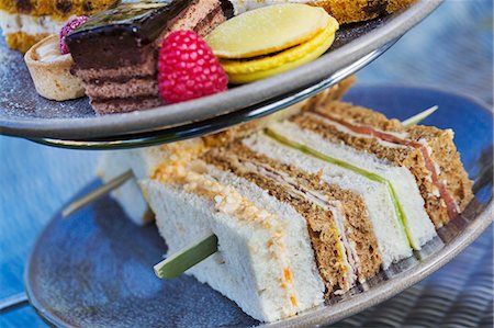 Close up of a selection of sandwiches and cakes, traditional afternoon tea. Photographie de stock - Premium Libres de Droits, Code: 6118-08947557