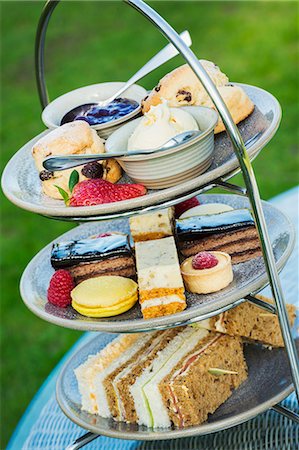 scone - Close up of a cake stand with a selection of cakes and sandwiches, traditional afternoon tea. Photographie de stock - Premium Libres de Droits, Code: 6118-08947554