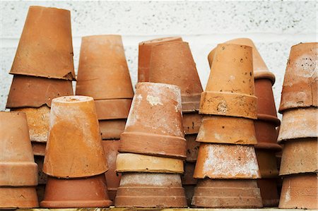 simsearch:693-03617095,k - Close up of stacks of terracotta plant pots. Photographie de stock - Premium Libres de Droits, Code: 6118-08947573