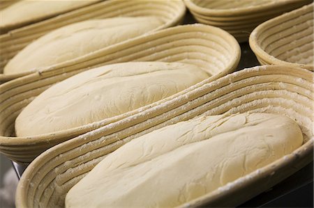 simsearch:6102-08271764,k - Close up of bread dough in proving baskets Foto de stock - Sin royalties Premium, Código: 6118-08947526