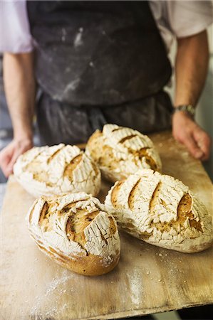 simsearch:6102-08271764,k - Baker holding tray with freshly baked loaves of bread Foto de stock - Sin royalties Premium, Código: 6118-08947529