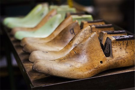 simsearch:6118-08947633,k - Close up of various wooden shoe forms in a shoemaker's workshop. Photographie de stock - Premium Libres de Droits, Code: 6118-08947643