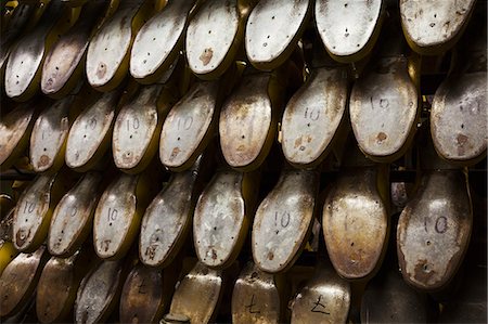 simsearch:6118-08947633,k - Close up of various metal shoe forms in a shoemaker's workshop. Photographie de stock - Premium Libres de Droits, Code: 6118-08947649