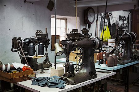 simsearch:693-03316521,k - Sewing machines in a shoemaker's workshop. Foto de stock - Sin royalties Premium, Código: 6118-08947665