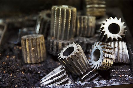 simsearch:6118-08947633,k - Close up of various shaped metal cogs and threads in a shoemaker's workshop. Photographie de stock - Premium Libres de Droits, Code: 6118-08947675