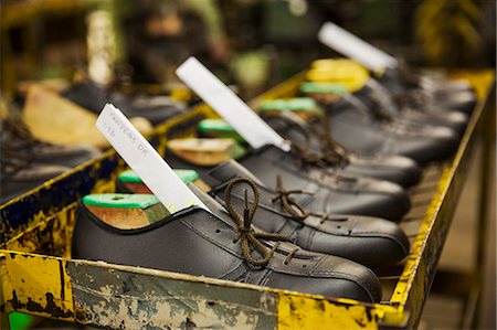 simsearch:693-03316521,k - Row of brown leather shoes in a shoemaker's workshop. Foto de stock - Sin royalties Premium, Código: 6118-08947683