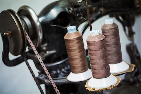 simsearch:6118-08947633,k - Close up of an indistrual leather sewing machine with spools of strong twine or thread in a shoemaker's workshop. Photographie de stock - Premium Libres de Droits, Code: 6118-08947637