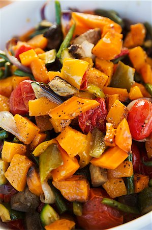 simsearch:6118-07440683,k - Close up of a bowl of colourful vegetables. Photographie de stock - Premium Libres de Droits, Code: 6118-08947791