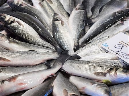simsearch:862-07909864,k - Close up of a market stall and fresh produce. Fresh fish, catch of the day and a price label. Foto de stock - Sin royalties Premium, Código: 6118-08947847