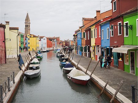 simsearch:6118-08001517,k - Venice. A narrow canal wth boats moored and a terrace of brightly painted house fronts. Stockbilder - Premium RF Lizenzfrei, Bildnummer: 6118-08947852