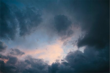 Storm clouds in the sky. Photographie de stock - Premium Libres de Droits, Code: 6118-08947860