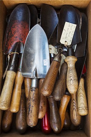 Overhead view of a collection of handheld garden forks, with metal tines and smooth wooden handles. Photographie de stock - Premium Libres de Droits, Code: 6118-08947806