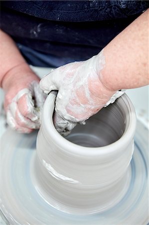 A person hrowing a clay pot on a potters wheel, seen from above Foto de stock - Sin royalties Premium, Código: 6118-08947825