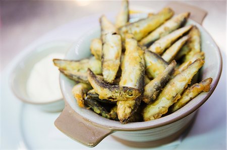 simsearch:6118-08971609,k - Close up high angle view of grilled sardines in a bowl. Foto de stock - Royalty Free Premium, Número: 6118-08971597