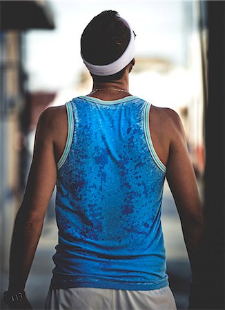 sweaty man - Rear view of a man wearing a sports vest and a sweatband. Foto de stock - Sin royalties Premium, Código: 6118-08991540