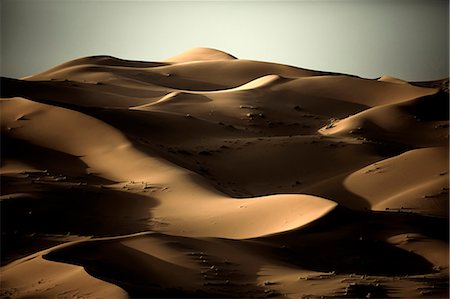 simsearch:6118-09018170,k - Desert landscape with sand dunes under a clear hazy sky. Stockbilder - Premium RF Lizenzfrei, Bildnummer: 6118-08991558